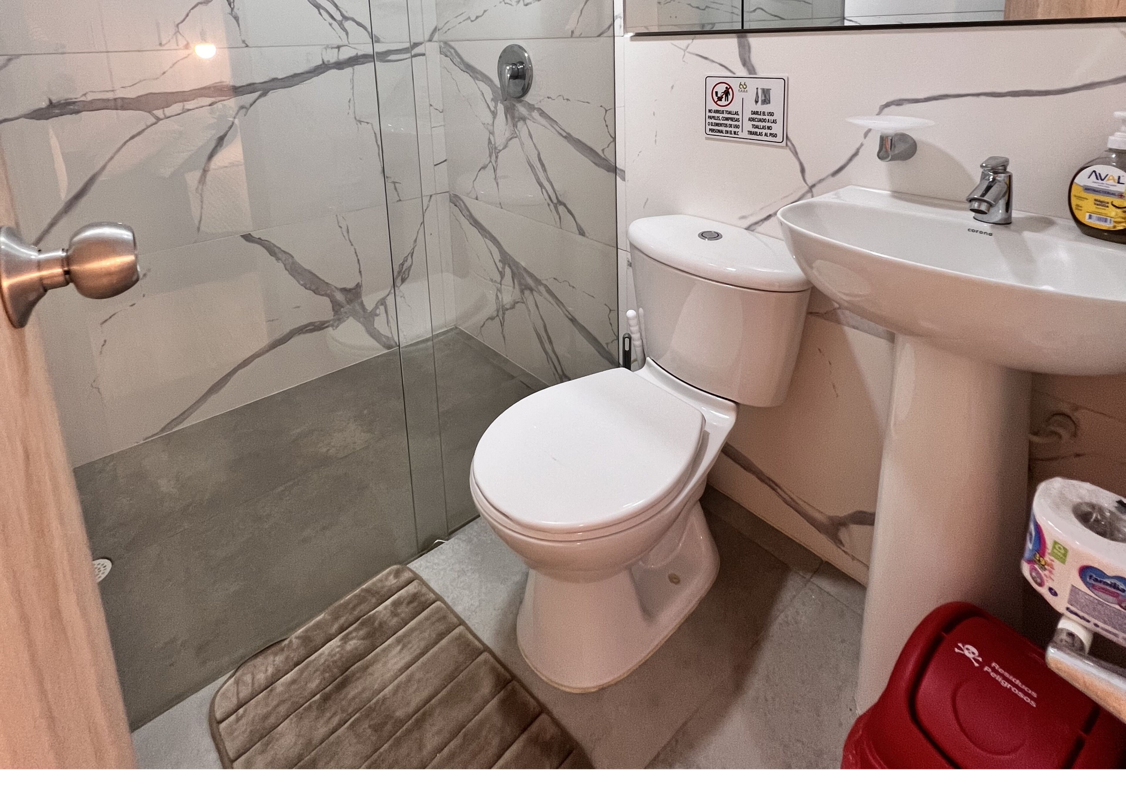 Håndklær, såpe og toalettpapir