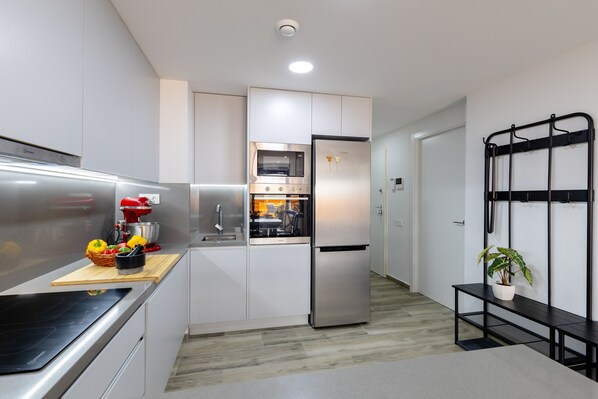 ميكروويف، غسالة أطباق، ماكينة لصنع القهوة/الشاي