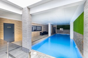 Una piscina cubierta