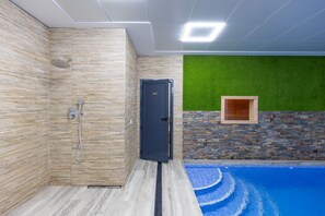 من حمّامات السباحة المغطاة