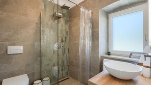 Douche, séchoir à cheveux, serviettes fournies