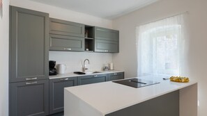 Kühlschrank, Ofen, Geschirrspüler, Wasserkocher mit Kaffee-/Teezubehör