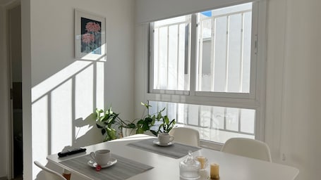 Dining. Temporary South with garden for 4 people with 3 beds, in General Roca, IUPA area.