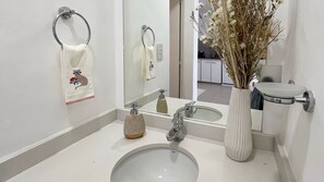 Shower, hair dryer, bidet, towels