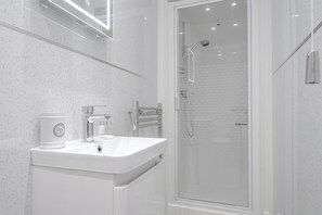Dusche, Haartrockner, Handtücher, Seife