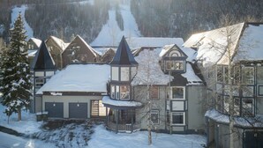 A snow-covered residential area with houses featuring steep roofs and a prominent tower-like structure. - Smuggler Mine — Modern Pet-Friendly Retreat Near Slopes (Telluride)