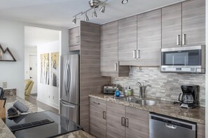 Réfrigérateur, four à micro-ondes, un four, surface de cuisson