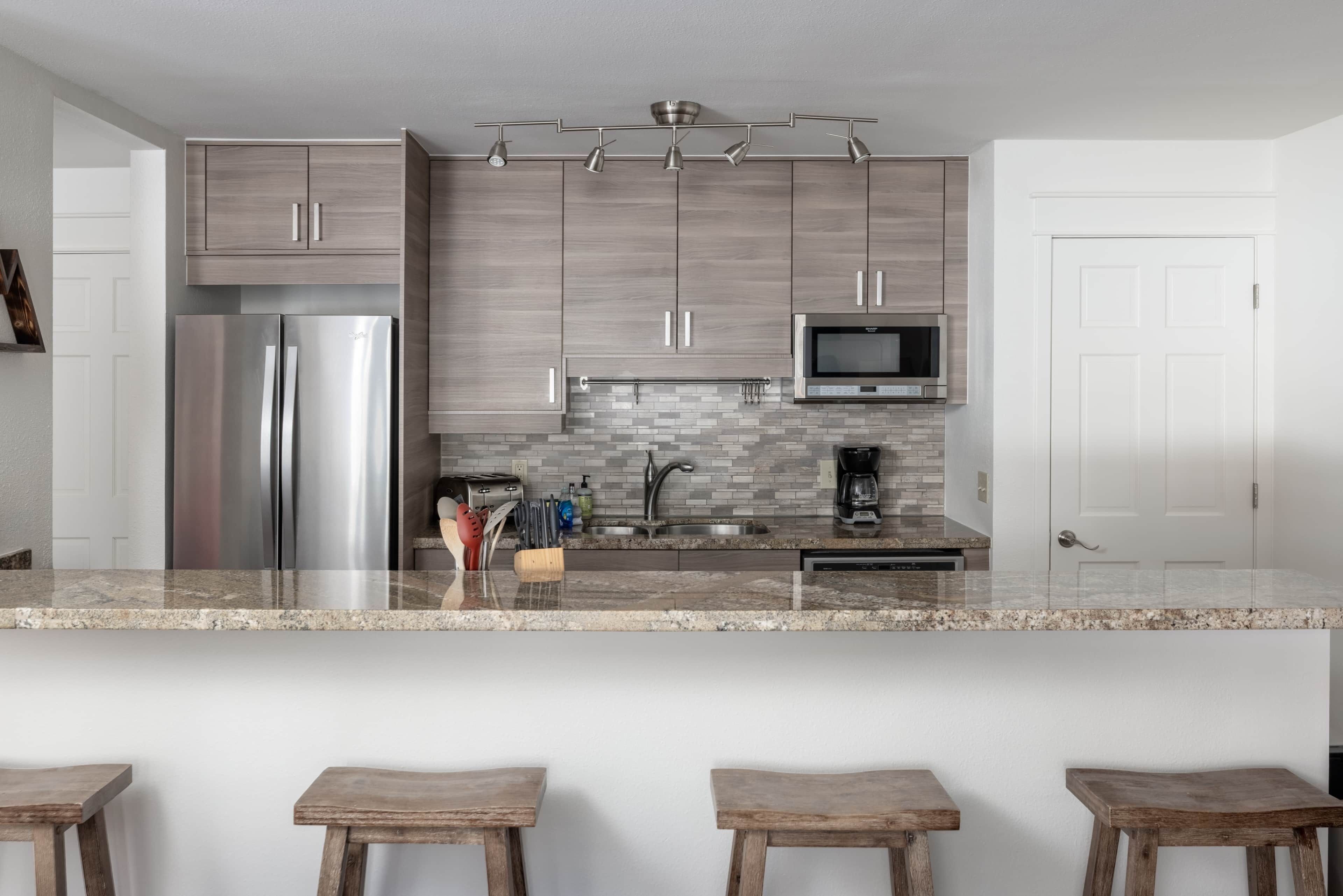 Réfrigérateur, four à micro-ondes, un four, surface de cuisson