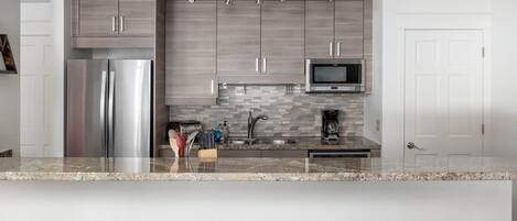 Réfrigérateur, four à micro-ondes, un four, surface de cuisson