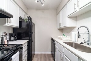 Apartamento Elite, 2 camas de matrimonio, no fumadores, cocina | Cocina privada | Frigorífico grande, microondas, horno y placa de cocina