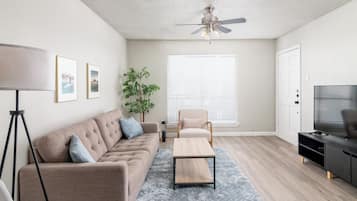 Deluxe Apartment, 2 Katil Ratu (Queen), Non Smoking, Kitchen | Ruang tamu | TV Pintar