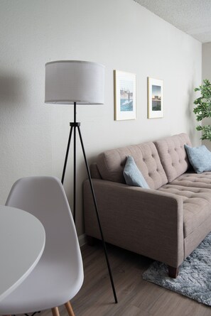 Leilighet – deluxe, 2 queensize-senger, ikke-røyk, kjøkken | Oppholdsområde | Smart-TV