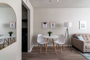 Apartamento Deluxe, 2 camas de matrimonio, no fumadores, cocina | Zona de estar | Una Smart TV