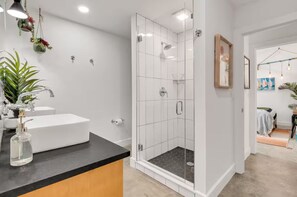 Dusche, Haartrockner, Handtücher, Seife