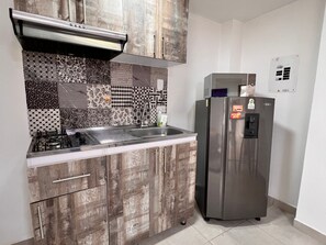 Apartamento, 1 habitación, Aire acondicionado | Cocina privada | Frigorífico, microondas, placa de cocina y utensilios de cocina