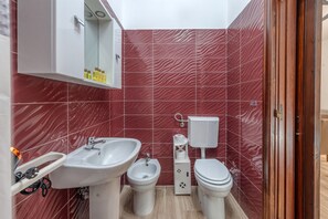 Shower, hair dryer - Holiday Home 'Katia' with Private Garden and Air Conditioning (Cellino San Marco)