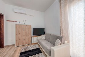 TV - Holiday Home 'Katia' with Private Garden and Air Conditioning (Cellino San Marco)