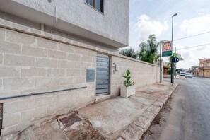 Exterior detail - Holiday Home 'Katia' with Private Garden and Air Conditioning (Cellino San Marco)