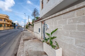 Exterior detail - Holiday Home 'Katia' with Private Garden and Air Conditioning (Cellino San Marco)