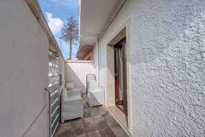 Terrace/patio - Holiday Home 'Katia' with Private Garden and Air Conditioning (Cellino San Marco)
