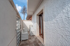 Terrace/patio - Holiday Home 'Katia' with Private Garden and Air Conditioning (Cellino San Marco)