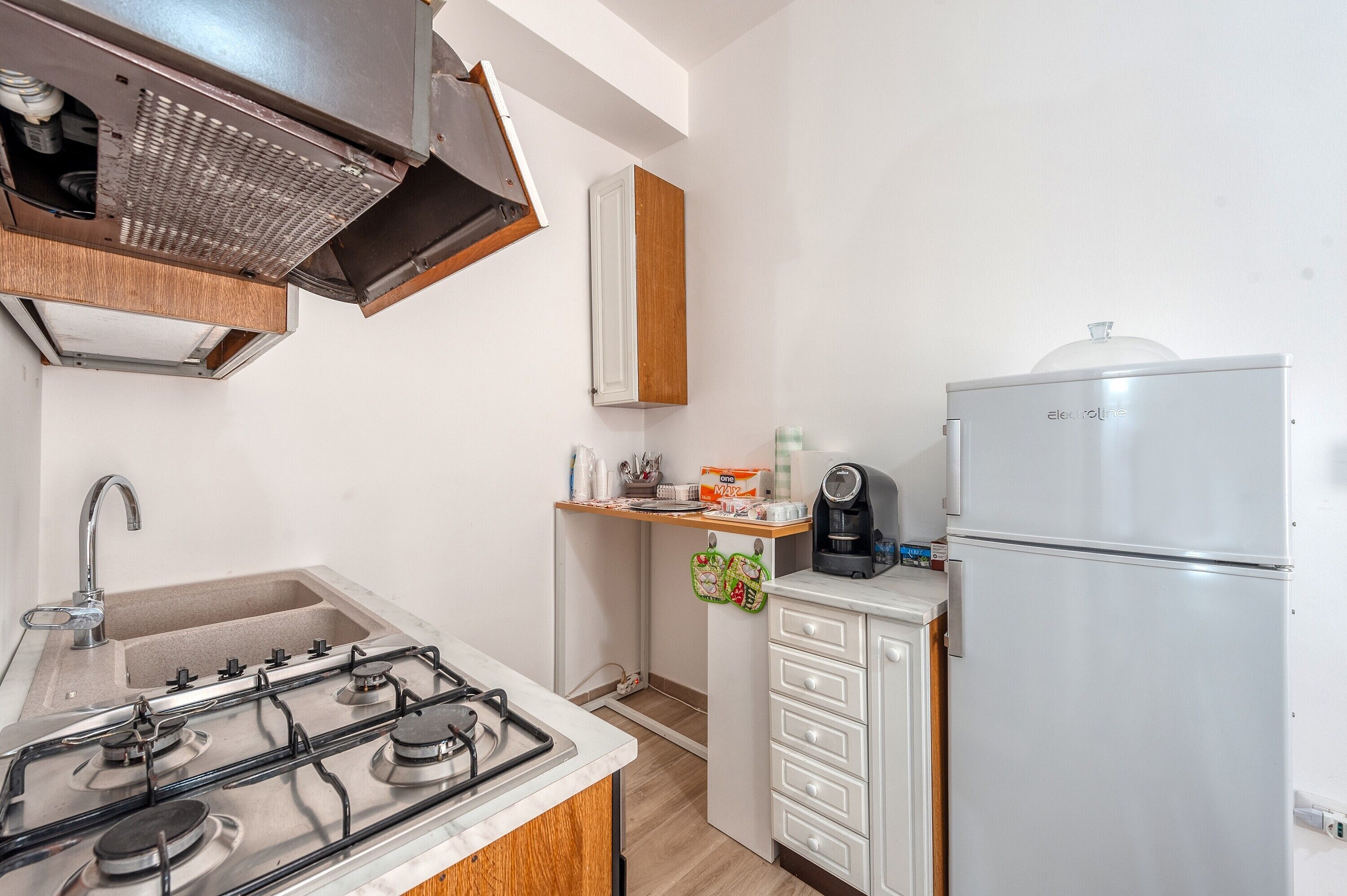 Réfrigérateur, micro-ondes, four, plaque de cuisson