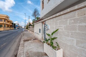 Property grounds - Holiday Home 'Katia' with Private Garden and Air Conditioning (Cellino San Marco)