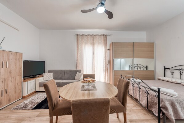 Interior - Holiday Home 'Katia' with Private Garden and Air Conditioning (Cellino San Marco)