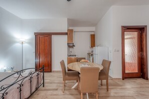 Dining - Holiday Home 'Katia' with Private Garden and Air Conditioning (Cellino San Marco)