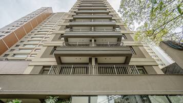 Un edificio de varios pisos con balcones, fachada de ladrillo y diseño moderno.