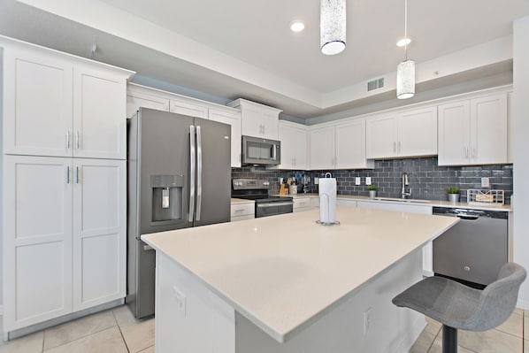 Réfrigérateur, four à micro-ondes, un four, surface de cuisson