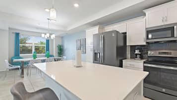 Geladeira, micro-ondas, fogão, cooktop