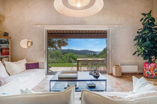 Authentic Provencal house with sea view