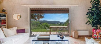 Authentic Provencal house with sea view