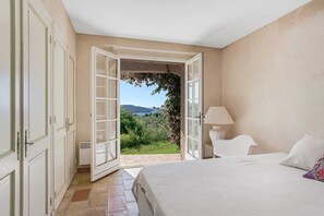 3 bedrooms, internet, bed sheets - Authentic Provencal house with sea view (La Croix-Valmer)