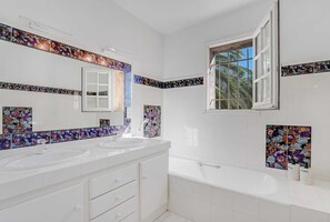 Bidet, towels