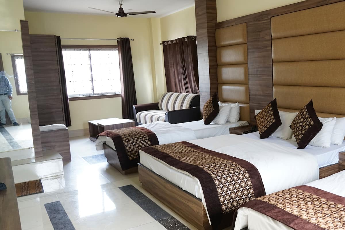 Quarto triplo conforto | Roupas de cama premium, escrivaninha, espaço de trabalho para notebook