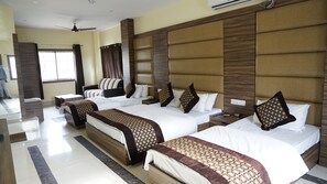 ห้องดีลักซ์สำหรับสี่ท่าน, หลายเตียง, เครื่องปรับอากาศ | เครื่องนอนระดับพรีเมียม, โต๊ะทำงาน, พื้นที่ทำงานแบบใช้แล็ปท็อป