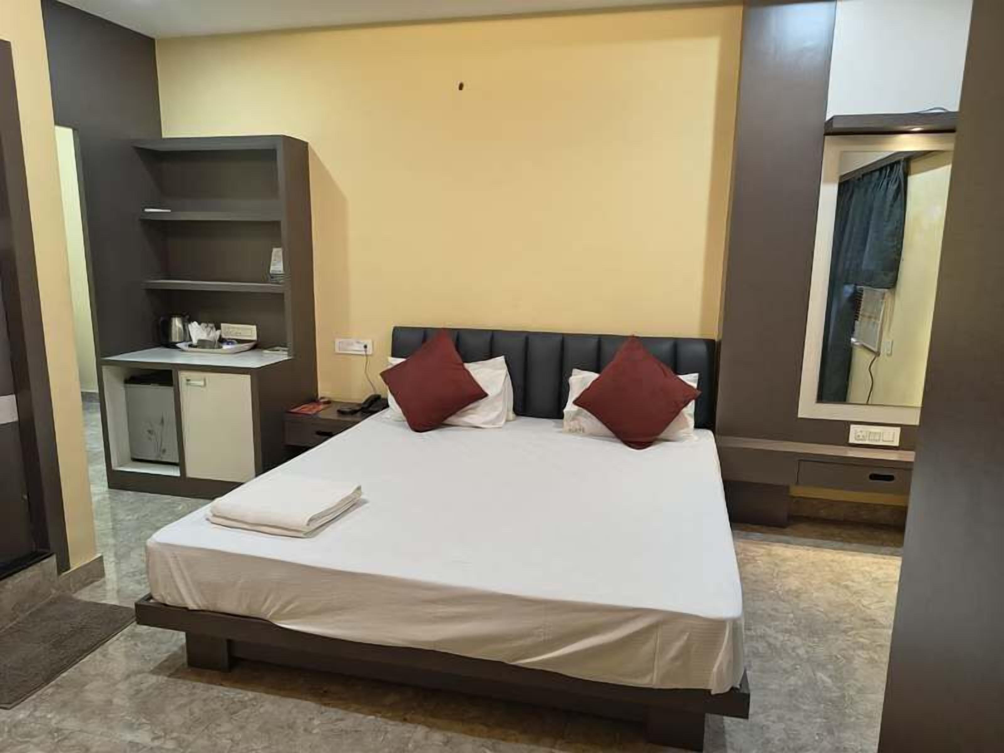 Luxury Room | Premium bedding, desk, laptop workspace