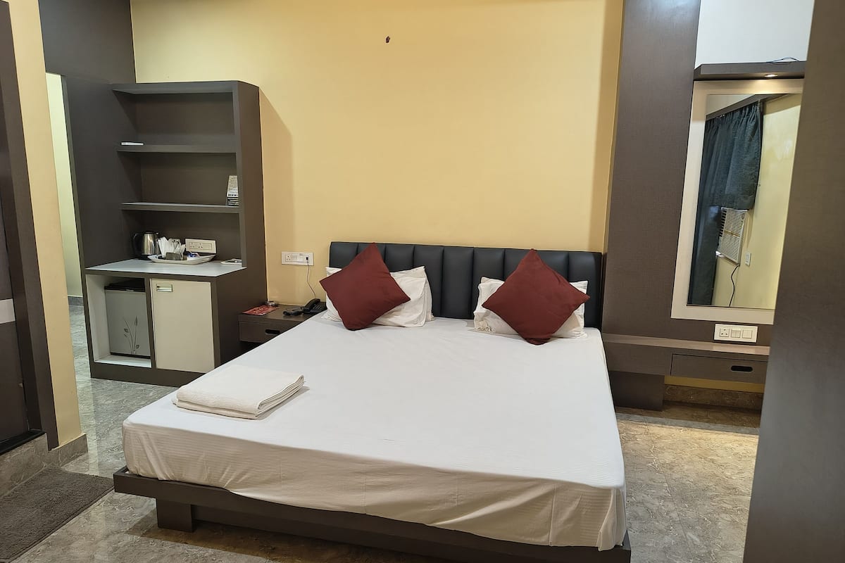 Quarto casal superior, 1 cama Queen | Roupas de cama premium, escrivaninha, espaço de trabalho para notebook