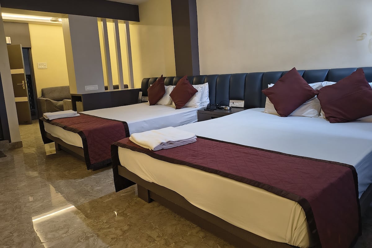 Quarto quádruplo superior | Roupas de cama premium, escrivaninha, espaço de trabalho para notebook