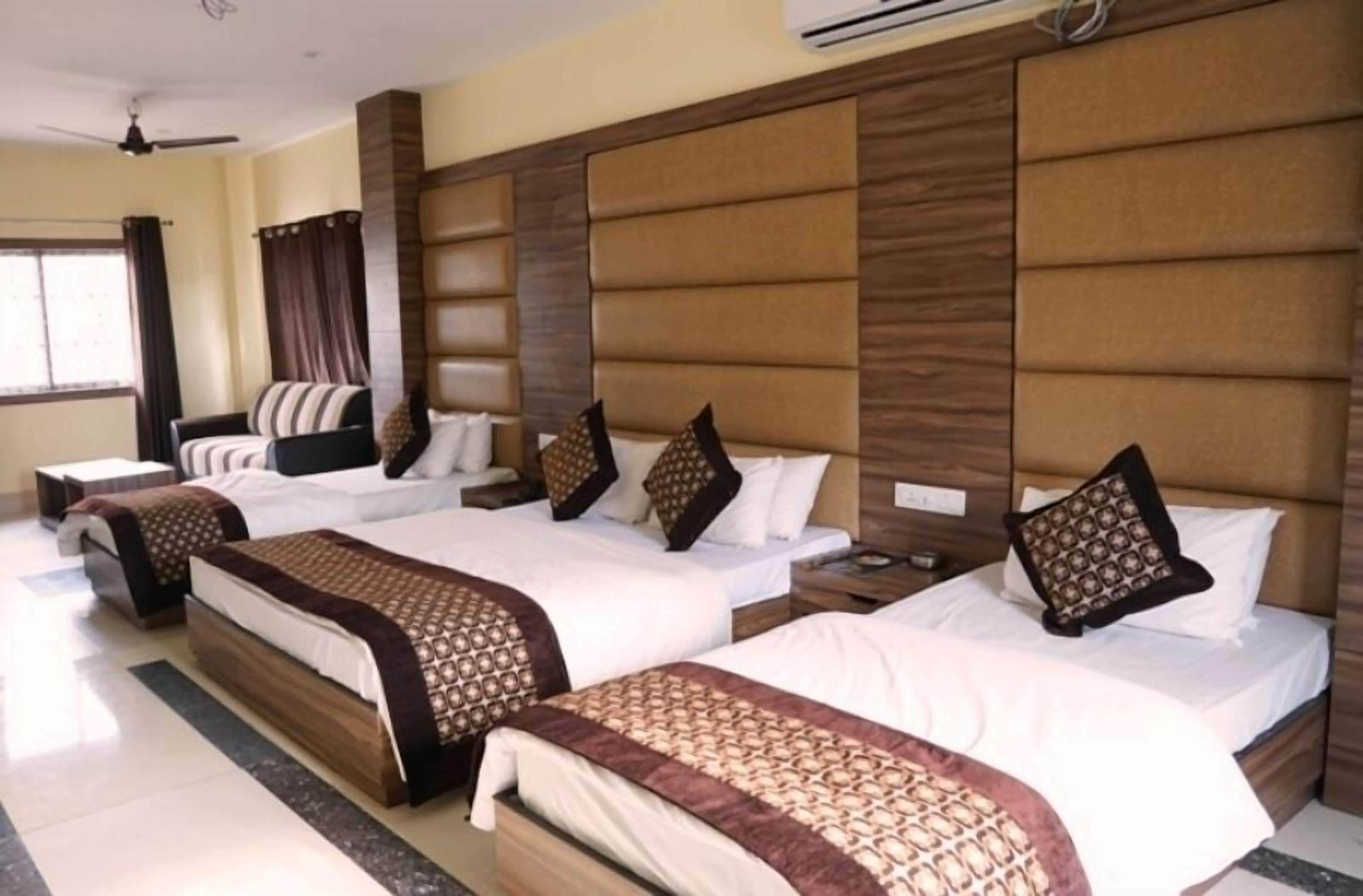 Deluxe Room | Premium bedding, desk, laptop workspace