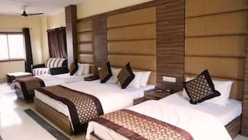 AC DELUXE (FOUR BED) | Premium bedding, desk, laptop workspace