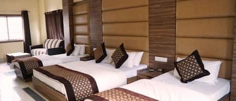 Deluxe Room | Premium bedding, desk, laptop workspace