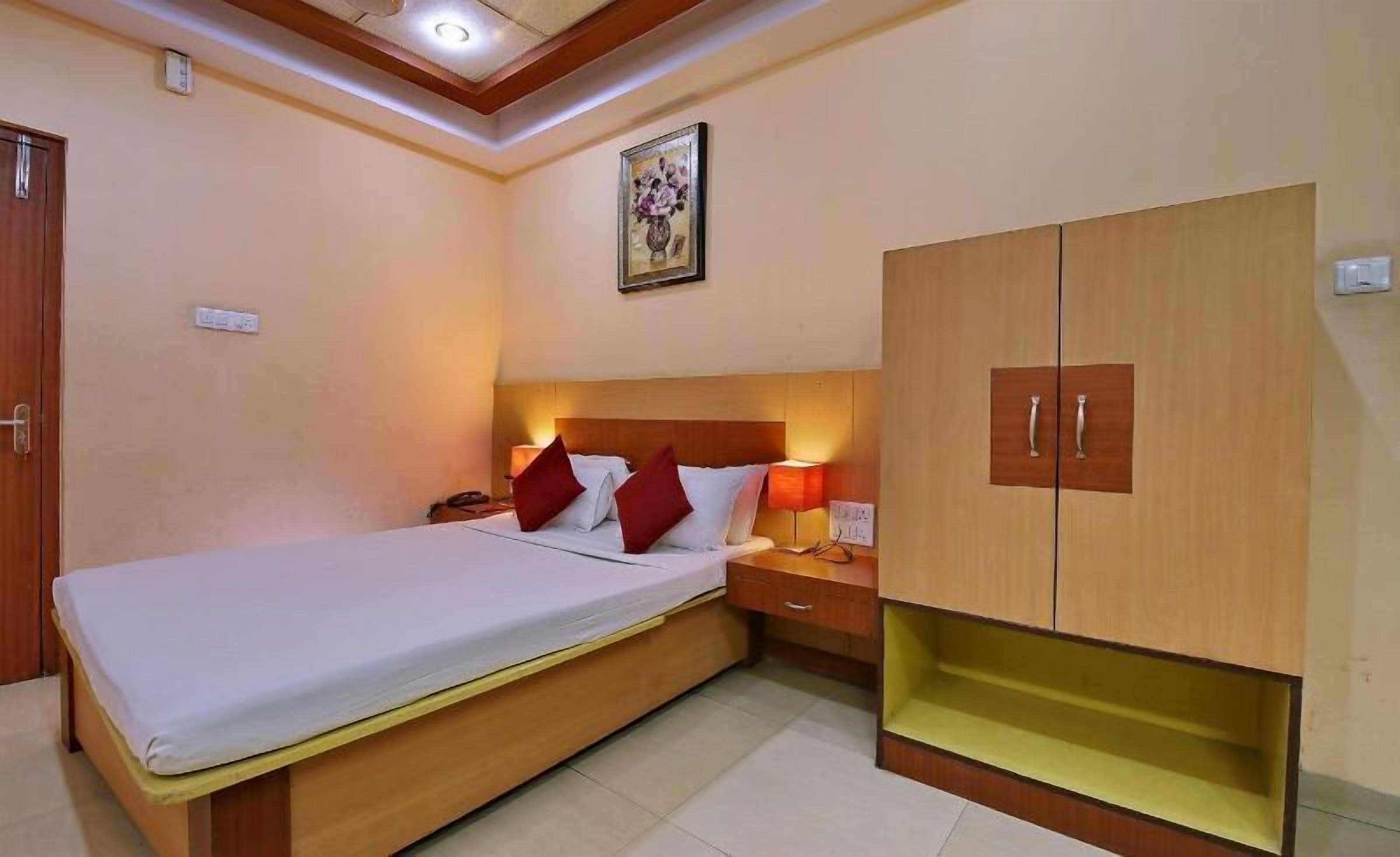 Deluxe Room | Premium bedding, desk, laptop workspace