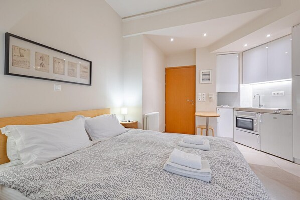 Studio, Smoking | 1 bedroom, desk