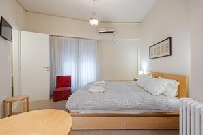 1 bedroom, desk - Boutique Studio Acropolis (Athens)