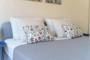 2 bedrooms, iron/ironing board, Internet, bed sheets