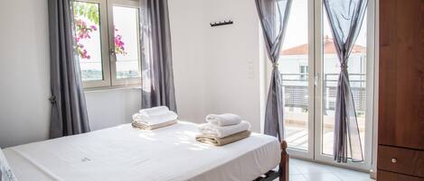 4 bedrooms, iron/ironing board, free WiFi, bed sheets