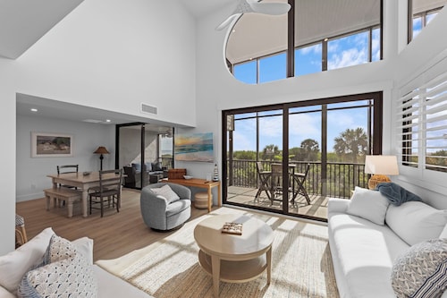 Wake up to sweeping Gulf views from every room in this upscale 3BR/3BA townhome in Sanibel’s exclusive Cyprina Complex. Enjoy effortless island living with a whole-home carbon-filter water filtration system!